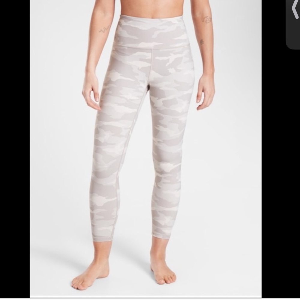 👍🏻🌵💥💥Clearance!!💥💥 Athleta Elation Camo 7/8 Tight
